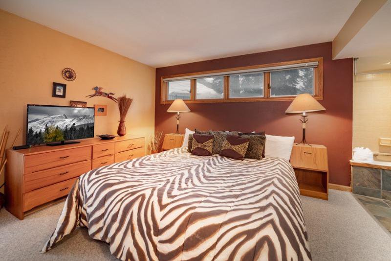 Resort StayWinterPark Iron Horse bedroom